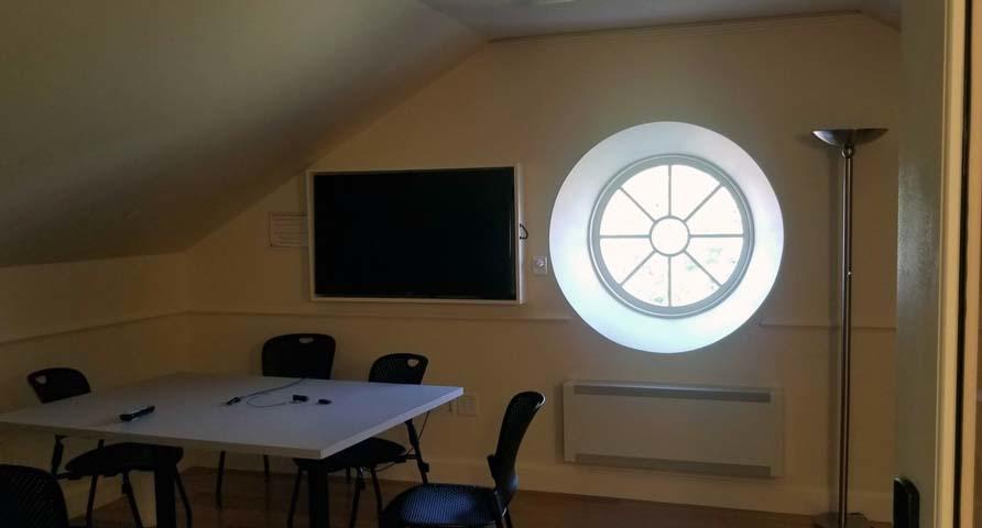 Photo of common room S408 with table and chairs